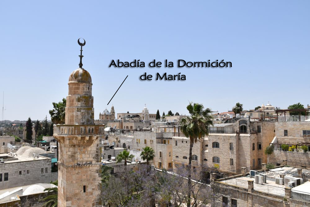 En primer plano, justo al lado de la Sinagoga Hurva, se encuentra la torre de una mezquita que en la actualidad no está activa. A los alrededores se observan las viviendas judías y al fondo sobresale la Abadía de la Dormición de María