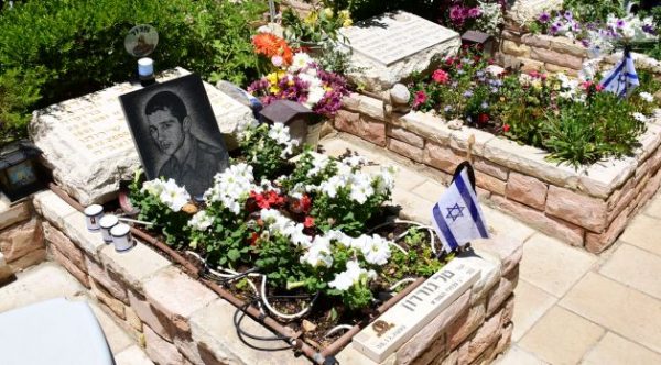 En el Monte Herzl en Jerusalén, cientos de israelíes rindieron homenaje a los soldados caídos